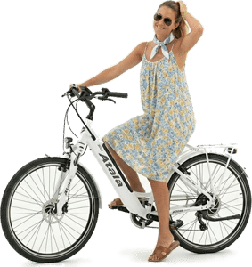 Mujer feliz con su bicicleta eléctrica de alquiler en Formentera.