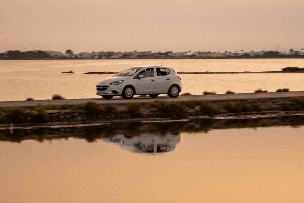 Coche de alquiler en Formentera durante la puesta de sol.