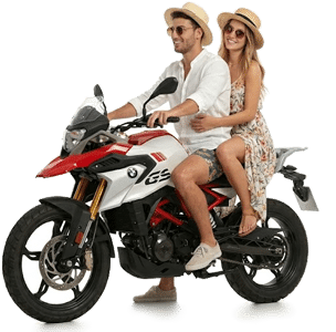 Pareja de turistas felices con la moto de alquiler de Moto Rent Pujols en Formentera.