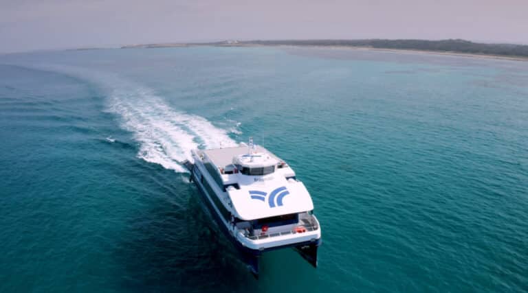 Ferry de Trasmapi desde una vista aérea con la isla de Formentera de fondo.