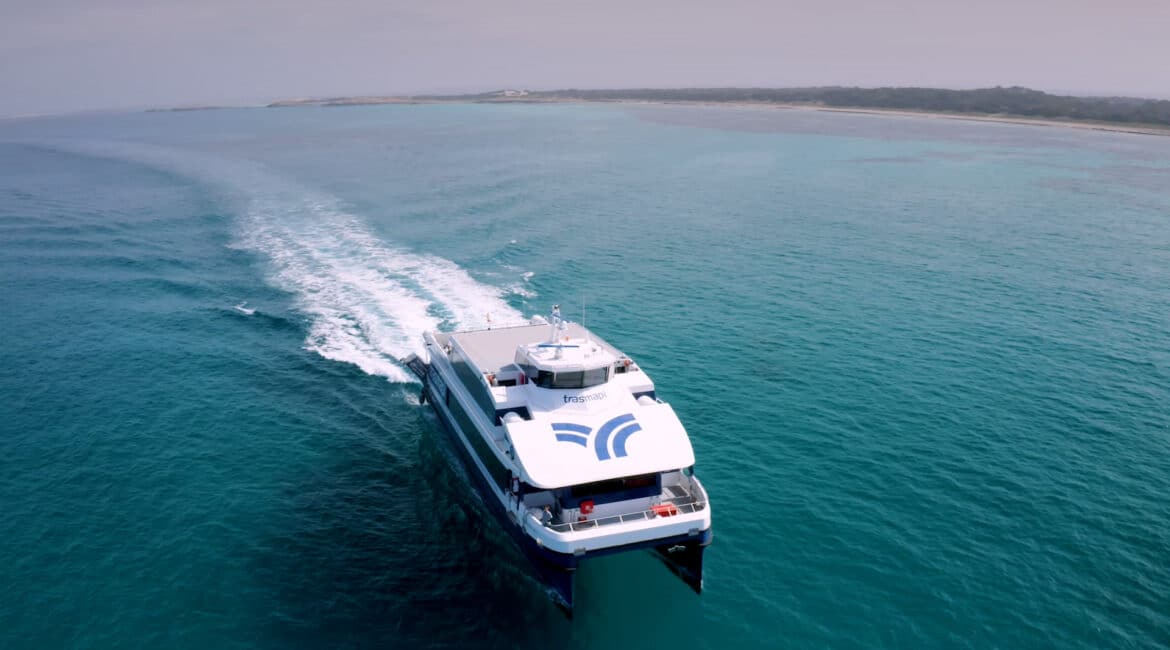 Ferry de Trasmapi desde una vista aérea con la isla de Formentera de fondo.