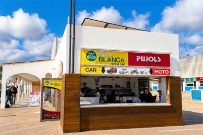 Fachada y ubicación de la oficina de Moto Rent Pujols en el puerto de La Savina.