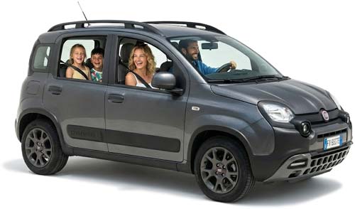 Familia feliz dentro de un coche alquilado en Moto Rent Pujols en Formentera