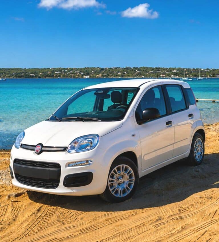 Coche de alquiler Fiat Panda de color blanco frente al mar de Formentera