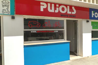 Fachada y ubicación de la oficina de alquiler de coches en el puerto de La Savina.