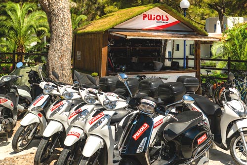 Oficina de alquiler de motos cerca del Hotel MaryLand en Formentera en la playa de Migjorn