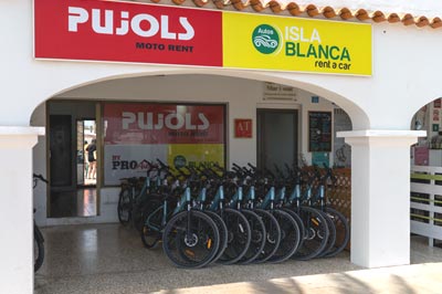 Oficina de Moto Rent Pujols en el paseo marítimo del puerto de la Savina en Formentera
