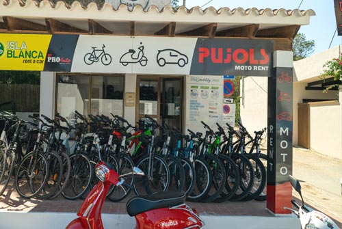 Oficina de Moto Rent Pujols en la playa de Es Cupinar en la zona de Migjorn