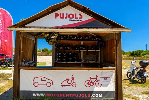 Oficina de alquiler de motos y bicicletas en la playa de Migjorn
