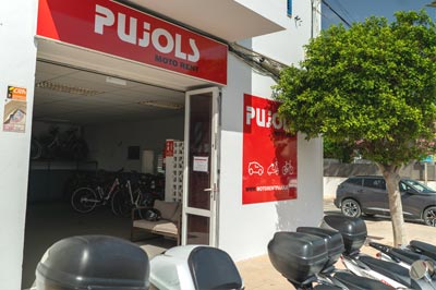Oficina y taller de Moto Rent Pujols en el puerto de la Savina