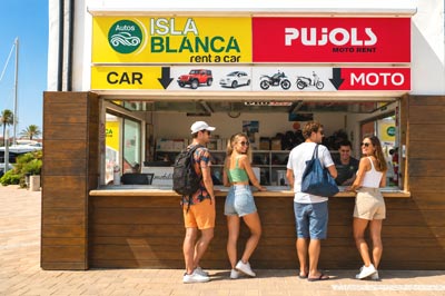 Fachada y ubicación de la oficina de Moto Rent Pujols en el puerto de La Savina.